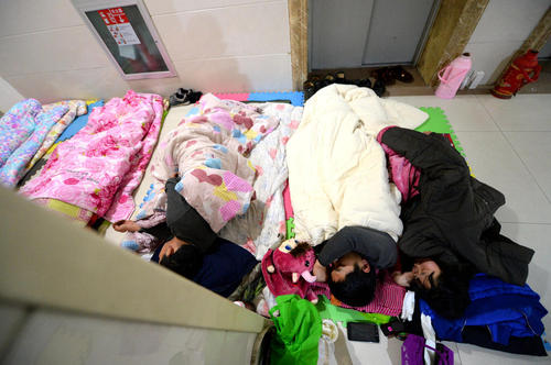 醫院打地鋪會傷害健康，有了共享陪護床就不用再打地鋪了！