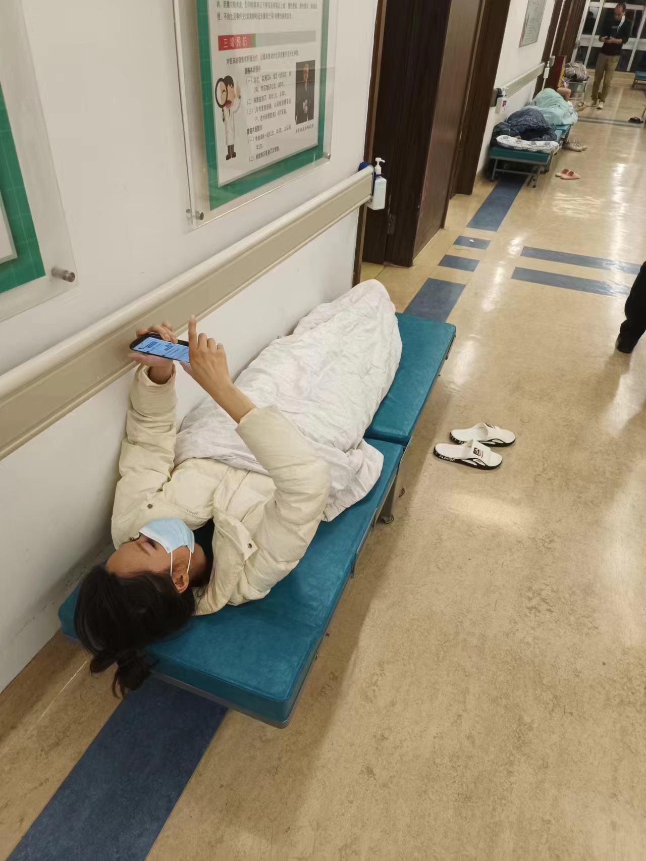 醫(yī)院陪護(hù)床"告急"，陪護(hù)家屬面臨無處可睡的困境