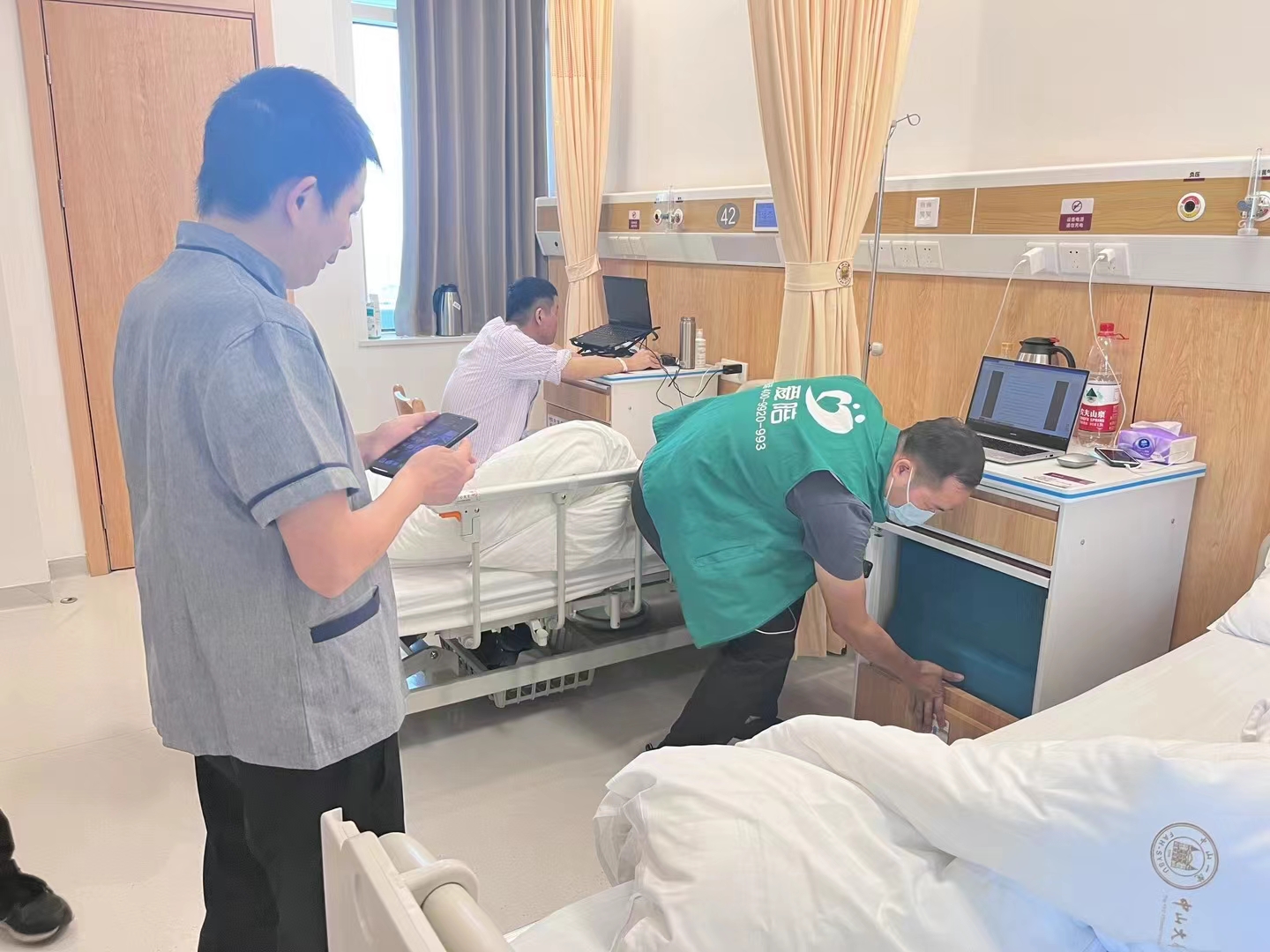 醫院智能床頭柜招商合作：愛陪共享智能陪護柜源頭廠家！